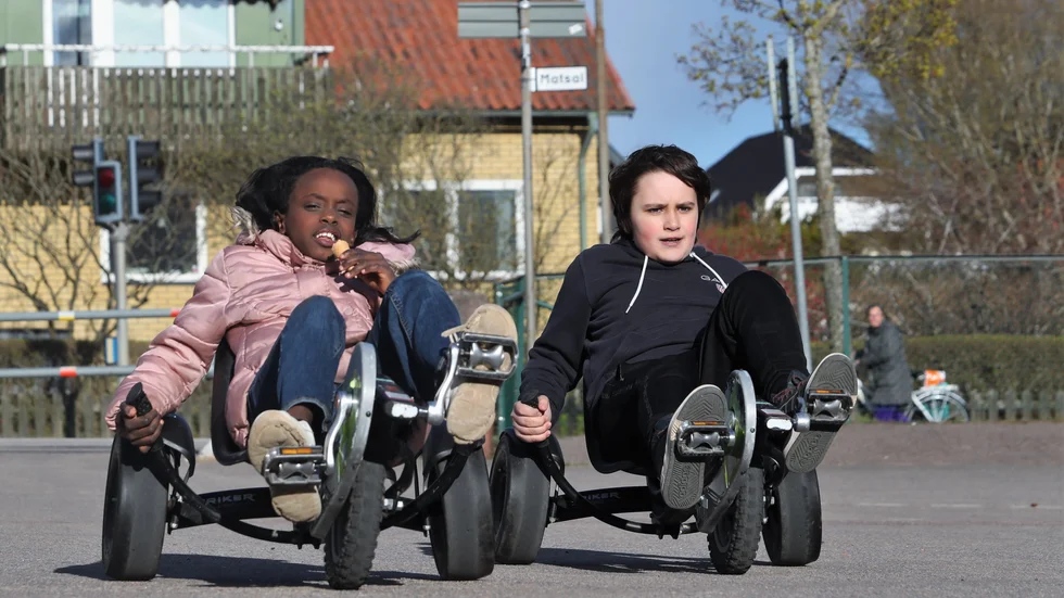 Zeineb Hassan och Vedad Redzic tävlar i trampbilsrace. Just den här gången har Fritidsbanken bidragit med redskap för olika aktiviteter. Norra skolans Sara Lindberg passar på att berömma hela Motalas föreningsliv, som hon menar ställt upp för att kvällsaktiviteterna ska bli bra. 