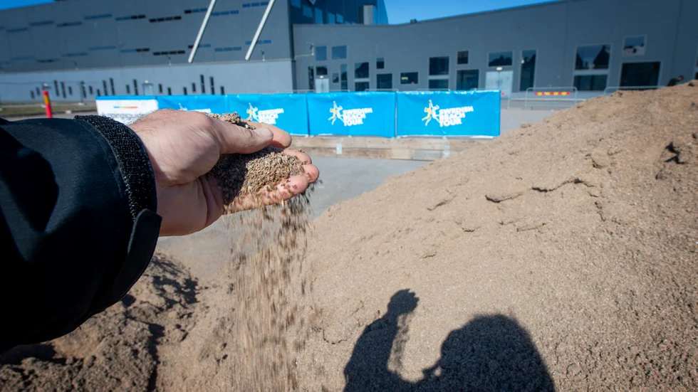 Sanden som kom till Rosvalla för att bli beachvolleyplan var för grov.
