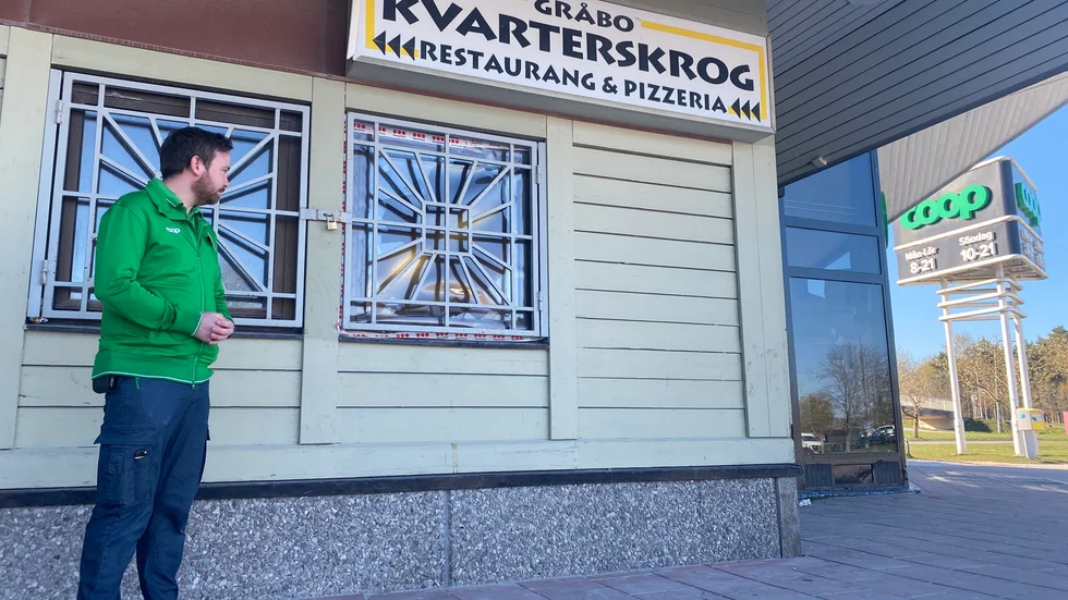 Enligt butikschef Jonas Lindqvist har tjuven eller tjuvarna knipsat av ett hänglås och lyckats ta bort ett järngaller för att sedan krossa rutan och ta sig in.