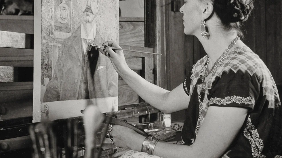 Frida Kahlo målar ”Porträtt av min far Guillermo Kahlo”, 1951. Pressbild.
