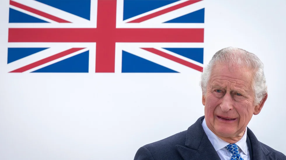 Kung Charles kröns tillsammans med sin drottning Camilla på lördagen i London, England.
