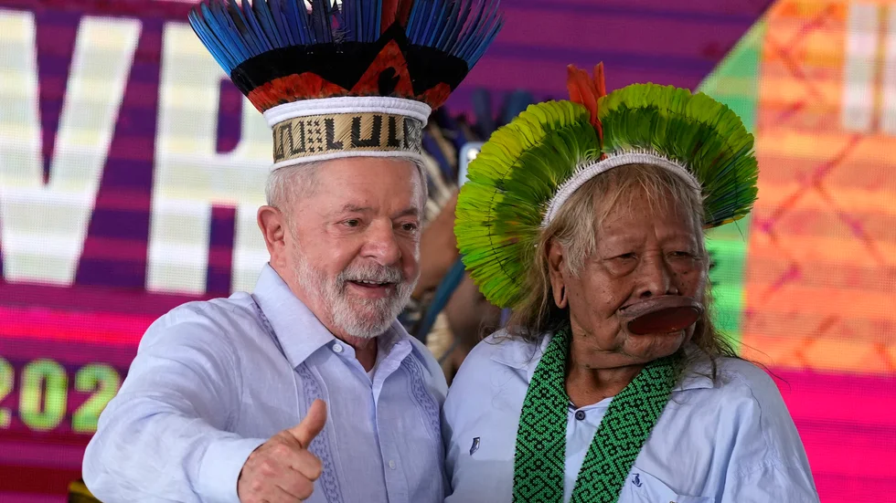 Brasiliens president Luiz Inácio Lula da Silva (till vänster) med Cacique Caiapo, Raoni Metuktire.