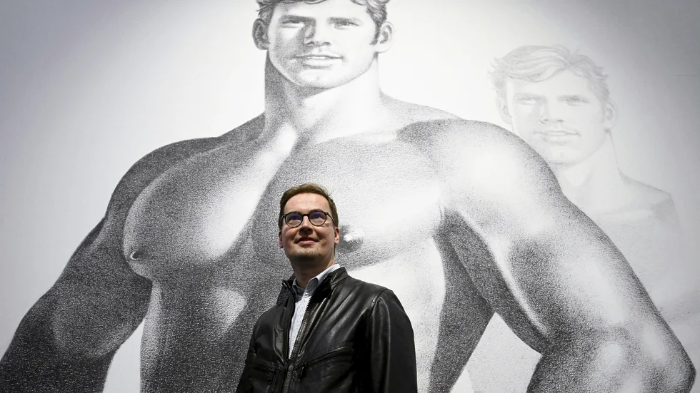 Museichef Leevi Haapala framför ett av Touko Laaksonens verk. Utställningen "Tom of Finland — Bold journey" visas på Finlands museum för samtidskonst, Kiasma, i Helsingfors.