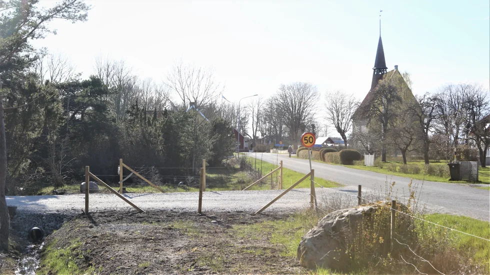 Det planerade villaområdet ligger inne på grusvägen strax öster om Västergarn kyrka. "Det här är något som händer inne i socknen, annars brukar såna här planer alltid gälla tomter som ligger längs kusterna", säger Magnus Gabrielsson.