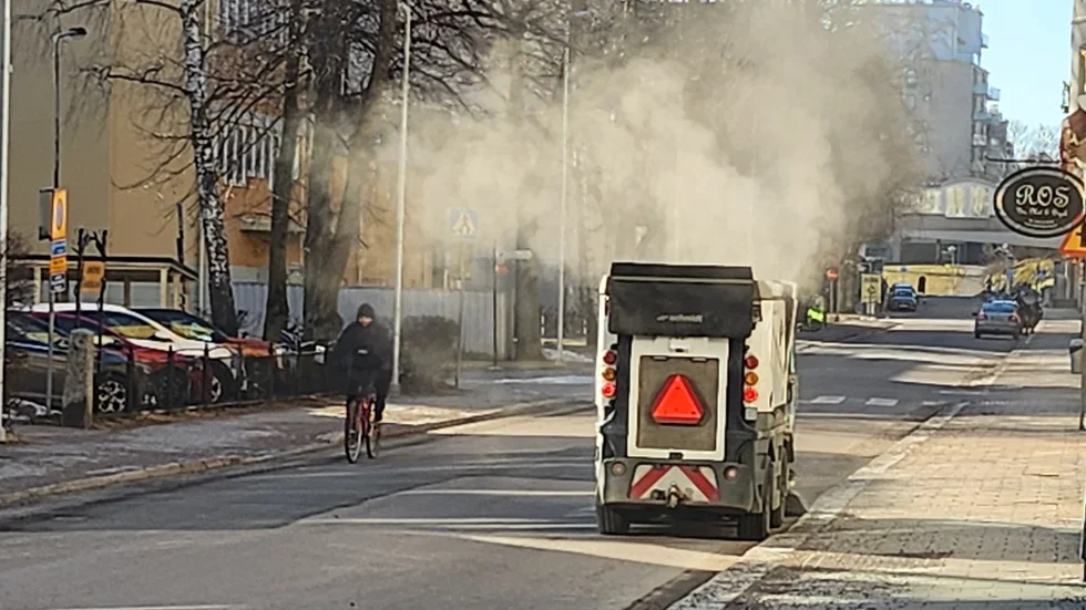 Sopning av gatan sprider damm, menar insändarskribenten.
