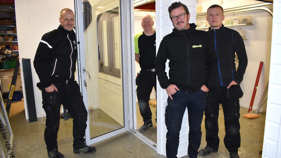 Ett showroom med ett urval av fönster, dörrar och garageportar är under uppbyggnad. Från vänster Sonny Eriksson, Ronny Eriksson, Tom Lynbech och William Lynbech.