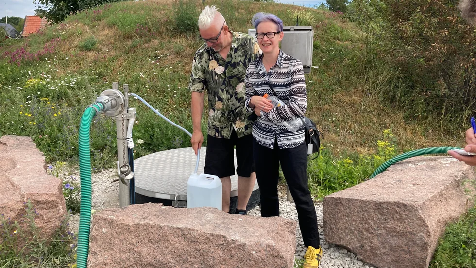 Nicke Boström och Petra Holmberg, sommarboende på Målargränd, hämtar vatten vid brandstationen i Burgsvik.