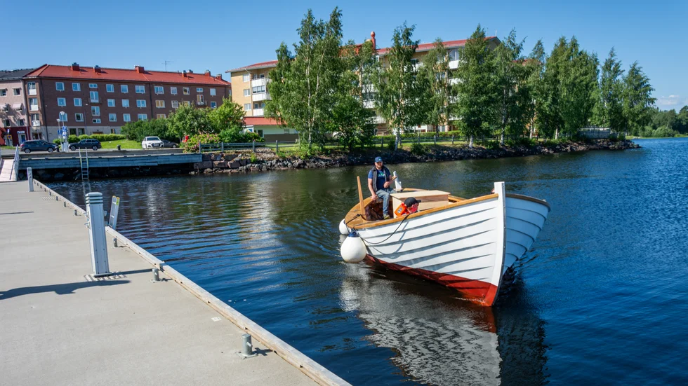 Här landar "Biffen" med kapten Rasmus Granberg vid rodret i Norra hamn. Färden startade från First Camp Arcus och tanken är att den här turen ska pågå under några veckor.