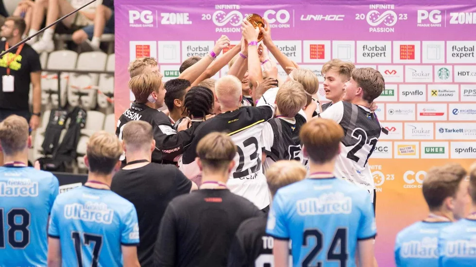 IS Saga firar förstaplatsen under Prague Games.