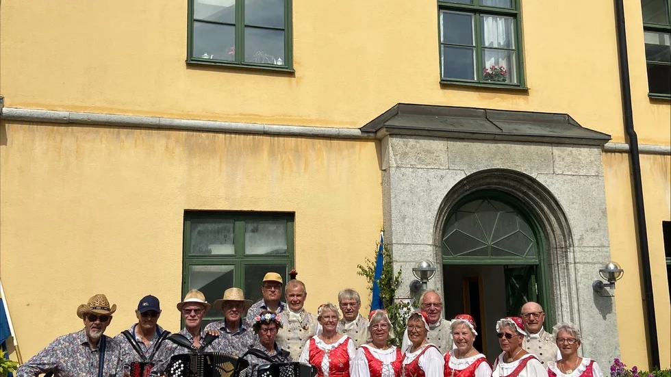 Visby Folkdansgille och Gutebälgarna vid Gotlands Sjukhem under midsommaraftons förmiddag.