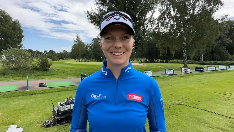 Madelene Sagström gjorde ett av sina numera ganska sällsynta besök på golfbanan i Enköping och gav en inspirerande lektion till klubbkompisarna. För trots alla år på proffstouren så representerar hon fortfarande Enköpings golfklubb.