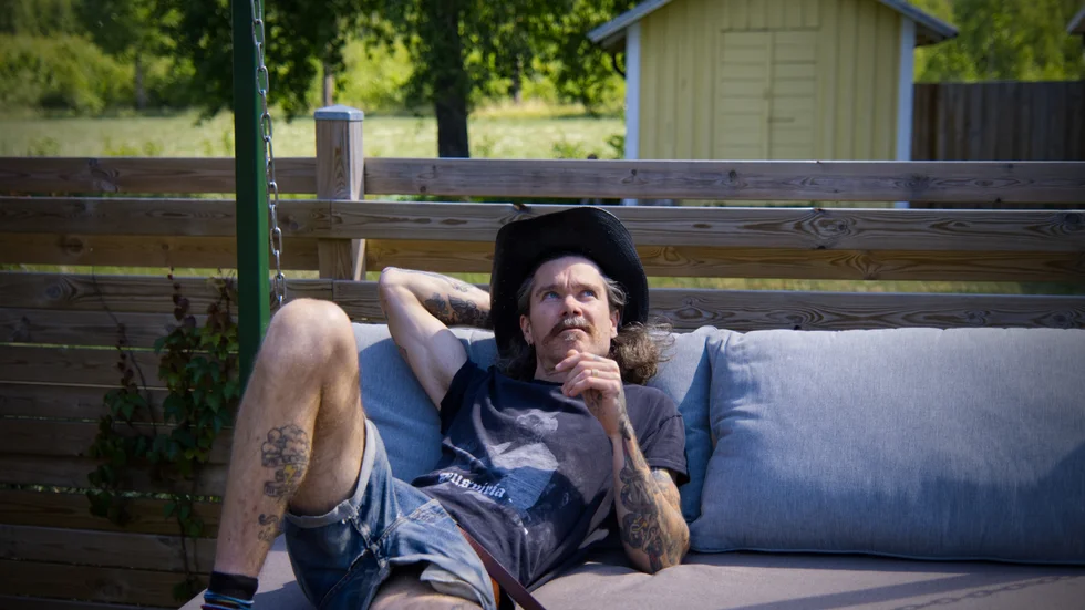 En östgötsk Pettson i cowboyhatt kan han nog beskrivas som, David Eriksson i Klockrike. Här i sin egensvetsade och gungande dagbädd. Nu grunnar han på om "allas vikarie" kan vara en födkrok. "Jag skulle bara fakturera 2500 för en full arbetsdag".