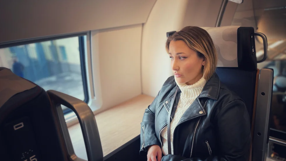 Johanna Lill-Inger Karlsson har drabbats av tågförseningar på en timme tre gånger, och fick ersättningen på omkring 75 kronor för varje tillfälle. "75 kronor, det är ett skämt", säger hon.
