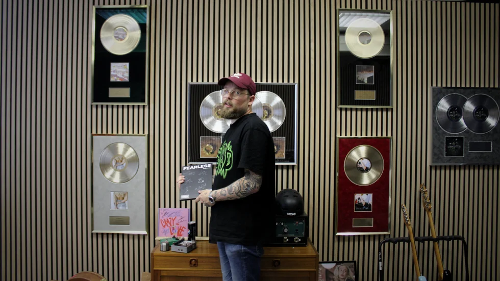 Pontus Kalm visar upp EP:n "Fearless" av k-popgruppen Le Sserafin som han varit med och skrivit på. I helgen vann gruppen två priser på "Golden Disc Awards".