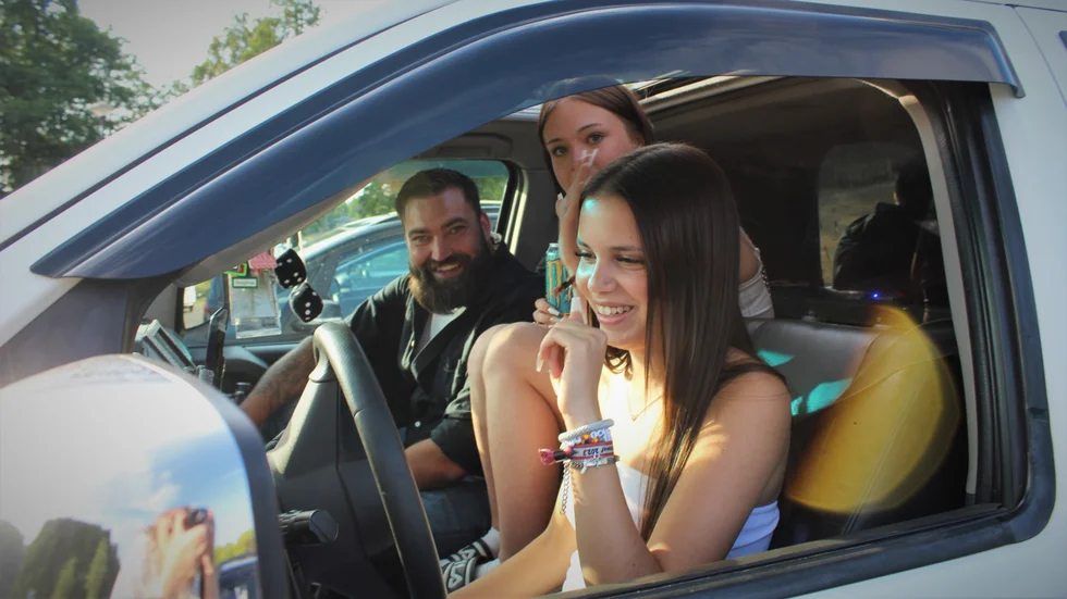Nellie Wall vid ratten skrattar när KD-politikern Joel Edoff tar plats intill Livia Lindström. Sen startar hon motorn och tar med Joel Edoff på en guidad tur genom Åtvidaberg till platser där unga motorburna samlas. 
