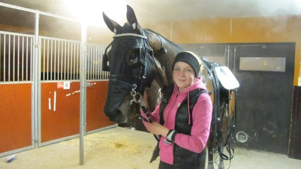 Glädje. Tränaren Tilda Wahlberg var nöjd med bildsköne Mister Burmans seger i V5-3 på Bodentravet. 10-oddsaren avgjorde enkelt efter en resa i vinnarhålet. Malin Wiklund satt i sulkyn.