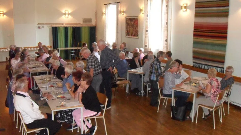Välfyllt i Folkets hus när PRO Nyborg bjöd på surströmming.