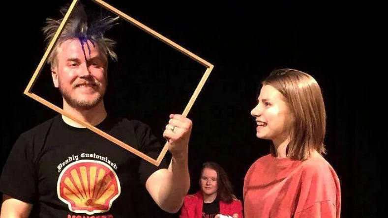 Kontroll. Tornedalsteaterns föreställning med Klara Pasma, Anton Hennix-Raukola, Julia Niemi ska ut på turné i länet. Första spelplats var Ebeneser i Luleå på söndagen.