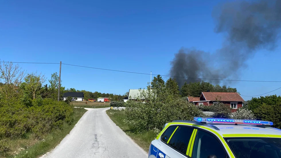 Polisen är på plats vid branden i Träkumla.