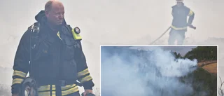 Förråd och personbil totalförstördes i stor skogsbrand vid stuga