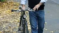 Cykelhjälmen sprack på två ställen men räddade mig från att bli ännu mer allvarligt skadad, konstaterar Thomas Runnevik. För ett par veckor sedan hämtades han av ambulans med hjärnskakning och benbrott sedan han farit ihop med en bil på Ulleråkersområdet.