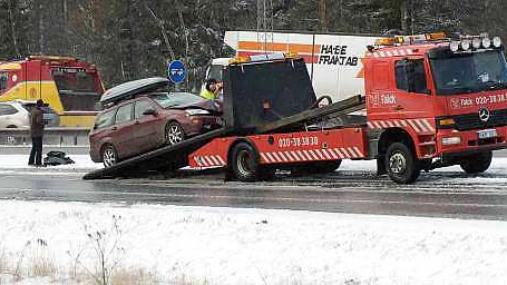 Att köra av vägen är inget brott. Om ingen person skadats behöver man inte ringa 112. Ring istället bärgningsbil.