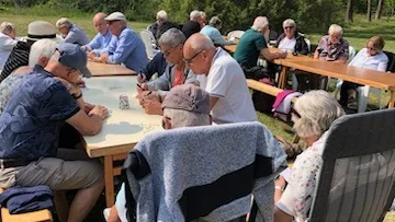 Här njuter medlemmarna av att träffas oh av solen som skiner.