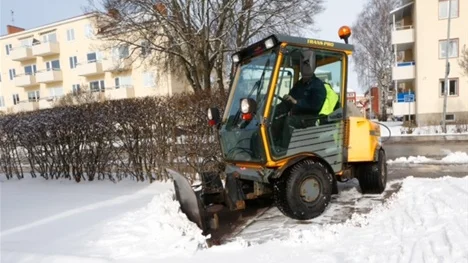 Kjell Wennerholm plogar gårdarna i Fålhagen i Uppsala.