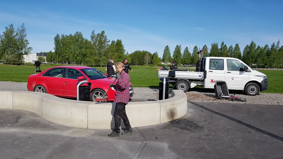 Personal från parkförvaltningen sopade och städade bort grus och sand i skateparken på tisdagsmorgonen efter att en påverkad man vandaliserat på måndag kväll. "Det blev ett par timmars extra jobb här", säger Inger Laitamaa.