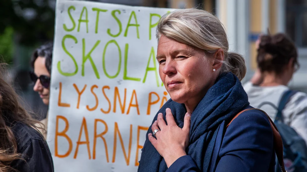 I och med kommunstyrelsens hantering av frågan har man fråntagit barnen att vara delaktiga i en demokratisk beslutsprocess där deras röster borde räknas, skriver Emma Sköld. Arkivbild: Kommunstyrelsens ordförande Sophia Jarl (M) möter föräldrar vid demonstrationen 29 maj.