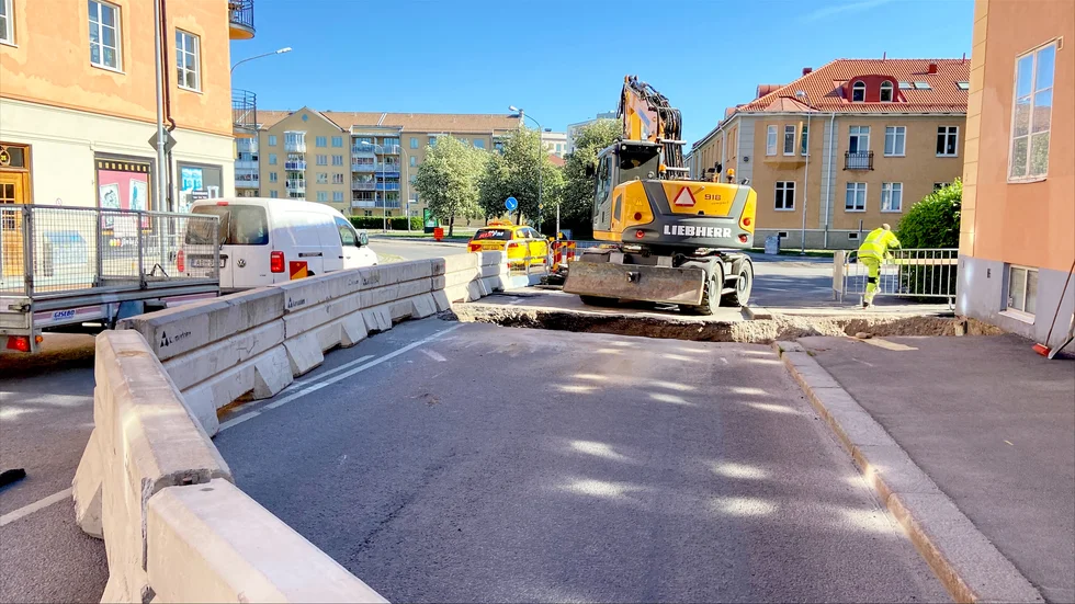 Energi och miljö började schakta upp en del av Ruddammsgatan på tisdagen.