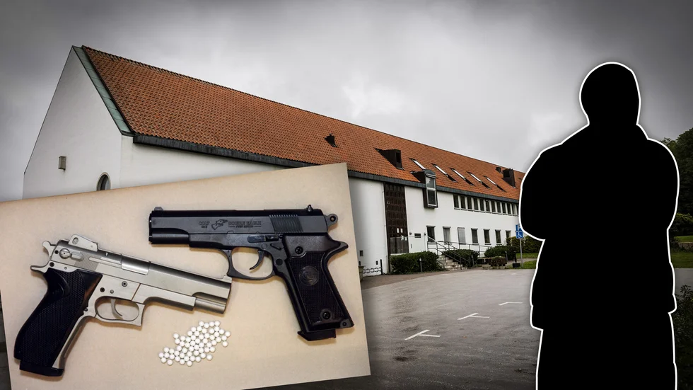 26-åringen misstänks för flera brott. Polisen ska bland annat ha hittat två så kallade soft air gun-pistoler i mannens hem.