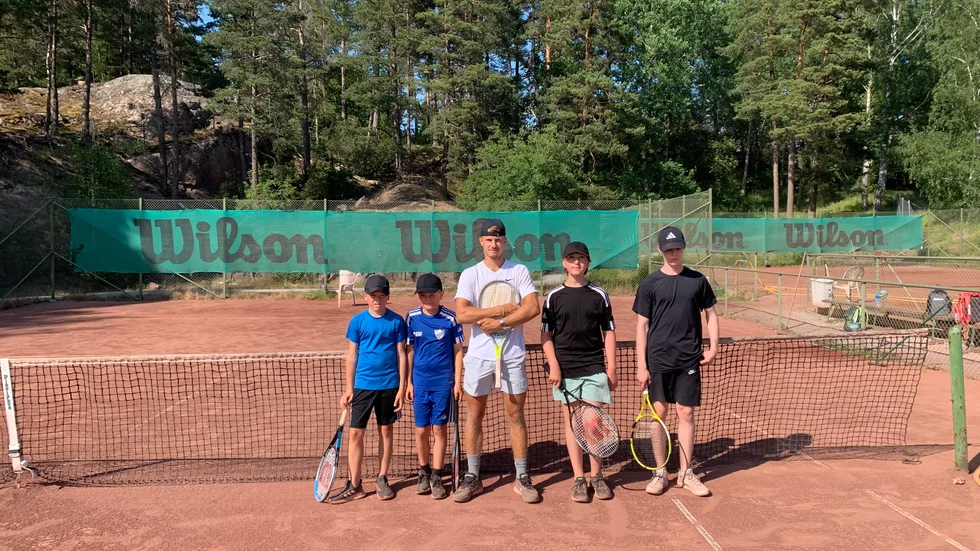 Egon Hemming, Lo Ericsson, Axel Dormann, Teodor Kvist och Alvin Andersson tränar servar på Rosvalla hettan till trots. 