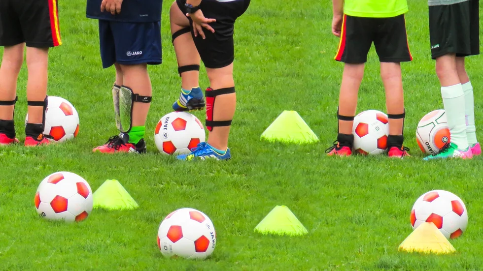 Nog ska barn och unga kunna spela fotboll utan att oroa sig för vilka de vuxna omkring dem är.