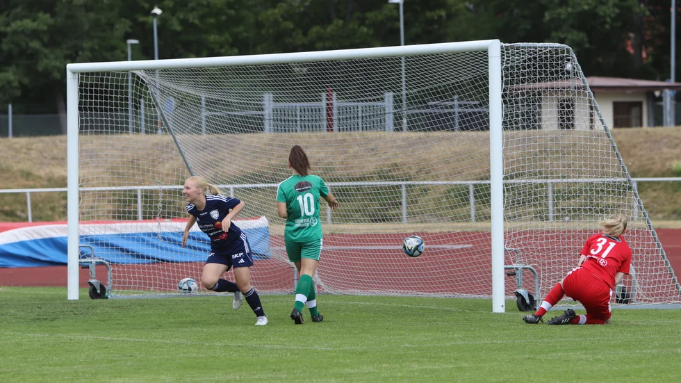 DFK Katrineholms första trepoängare är ett faktum. Hanna Larsson perfekta frispark har just letat sig in bakom Tuns målvakt och matchens enda fullträff slutade i en efterlängtad seger för hemmalaget.