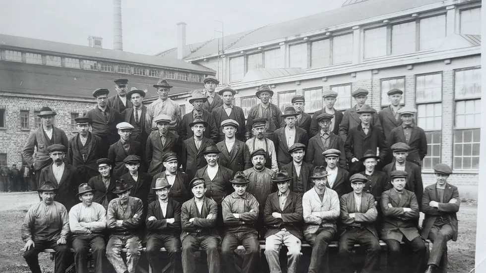 Arbetare på Stal på 1930-talet. En bild vi fått låna av Örjan Lindvall. Många av namnen finns med nere i artikeln.