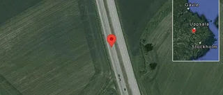 Personbil stillastående på E4 - helt stopp i ett körfält
