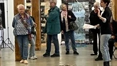 PRO Kalix gjorde en dagsresa till Gunnarsbyn och Boden. Här se ses de besöka konsthallen Havremagasinet.