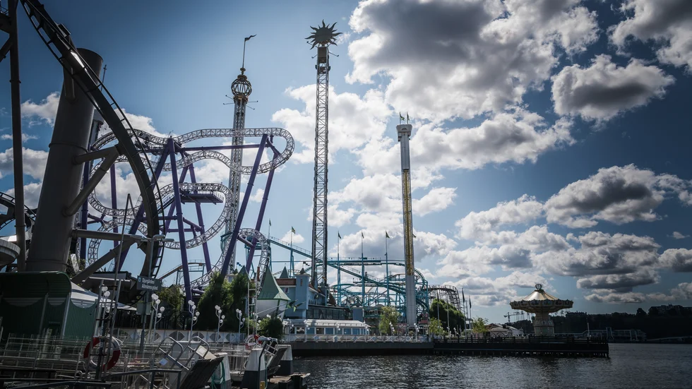 Nöjesfältet Gröna Lund håller stängt i minst sju dagar med anledning av söndagens dödsolycka då bergochdalbanan Jetline delvis spårade ur.