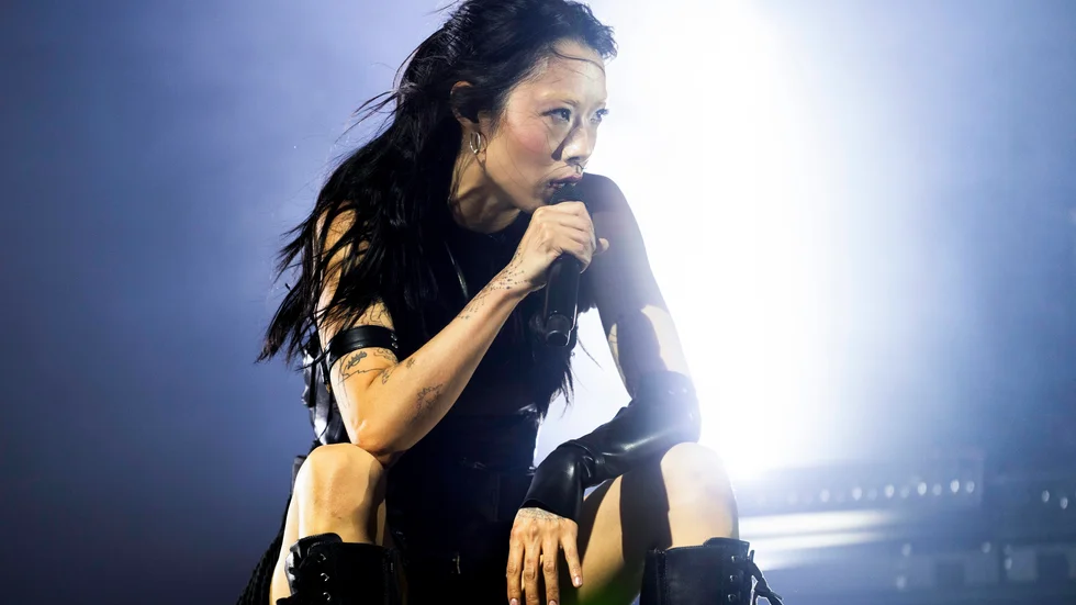 "Jag har fått nog!" Rina Sawayama tog sikte på Matt Healy från The 1975 under en konsert på Woodsies-scenen på festivalen i Glastonbury den 24 juni 2023.