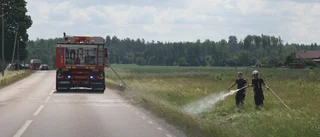Tre gräsbränder längs vägen – räddningstjänsten släckte 