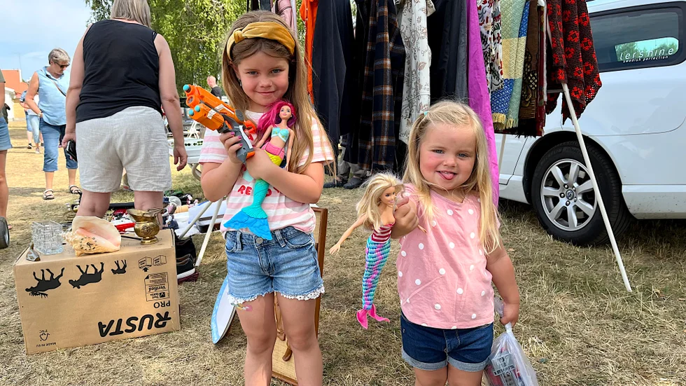 Sjuåriga Meja Karlsson och treåriga Malva Karlsson fyndade bland annat Barbiedockor på sommarloppisen vid Skeppet i Målilla.