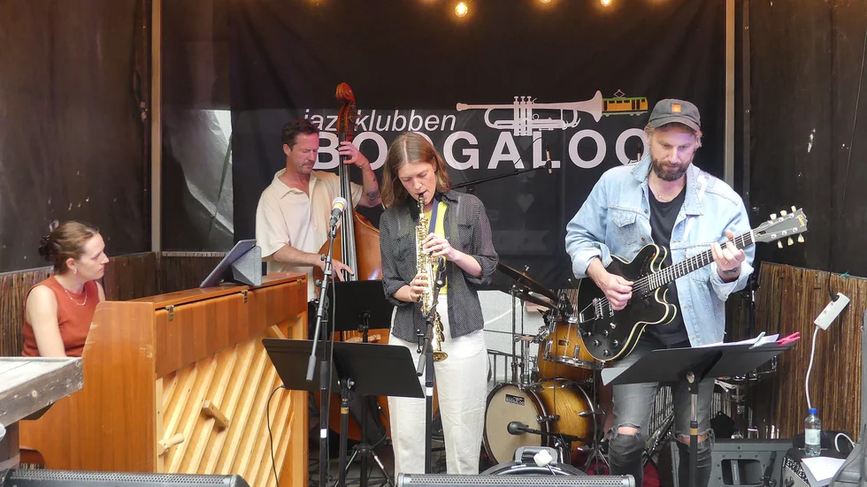 Sopransaxofonisten Karolina Almgren med gruppen Färdas. Frv Britta Virves pno, Martin Höper bas, Andreas Hourdakis gitarr och skymd trumslagaren Andreas Baw. 