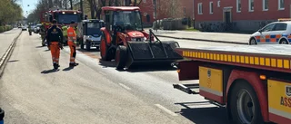 Traktor tappade hjul – orsakade bilköer