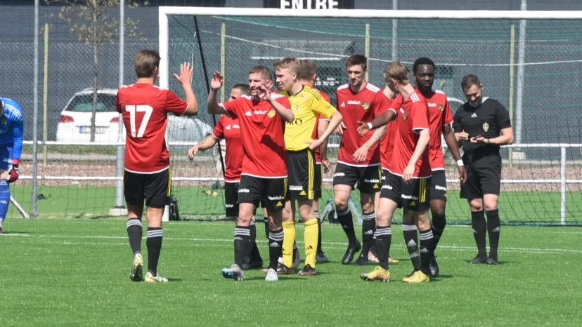 Lindö jublar över 3-0-målet mot Vimmerby.