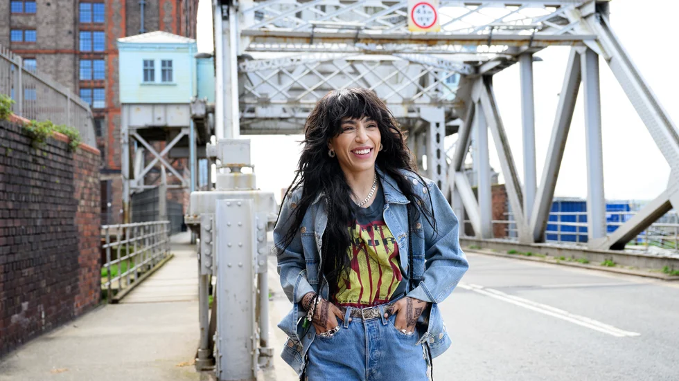 Loreen utanför hotellet i Liverpool. "Jag har inte hunnit se så mycket av stan", säger hon.