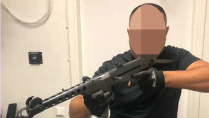 En 28-årig släkting till advokatens make är en av de som åtalats för förberedelse till mord på pojkvännen. Fotot hittades i en krypterad chatt. 