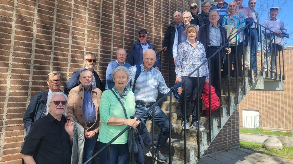 På den här trappan, på sidan av Bergska skolan mot parkeringen, sprang de här pensionärerna ut som studenter 1968. Och nu var de där igen!
