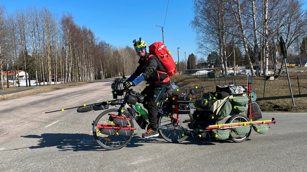 34-årige rumänen Daniel Balan har som mål att cykla gemom samtliga Europas länder. Nu passerar han Norrbotten på väg mot Finland. 
