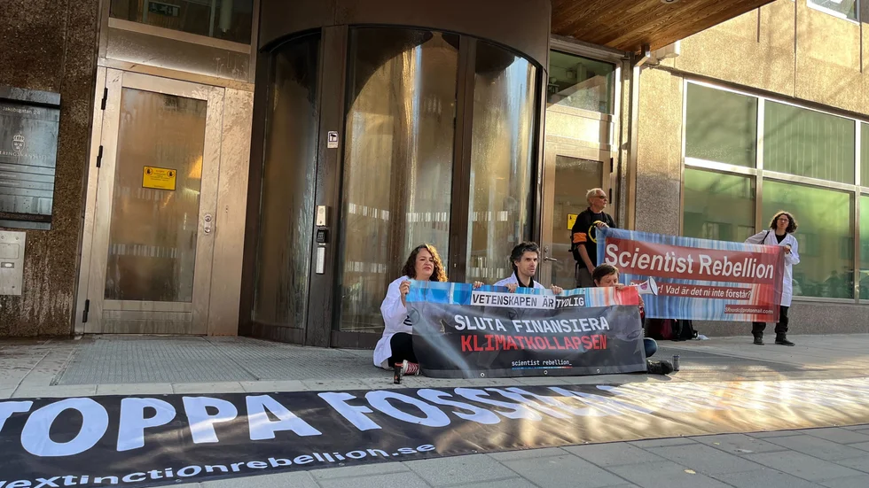 Demonstranterna kastade fejkblod på ingången till departementet.